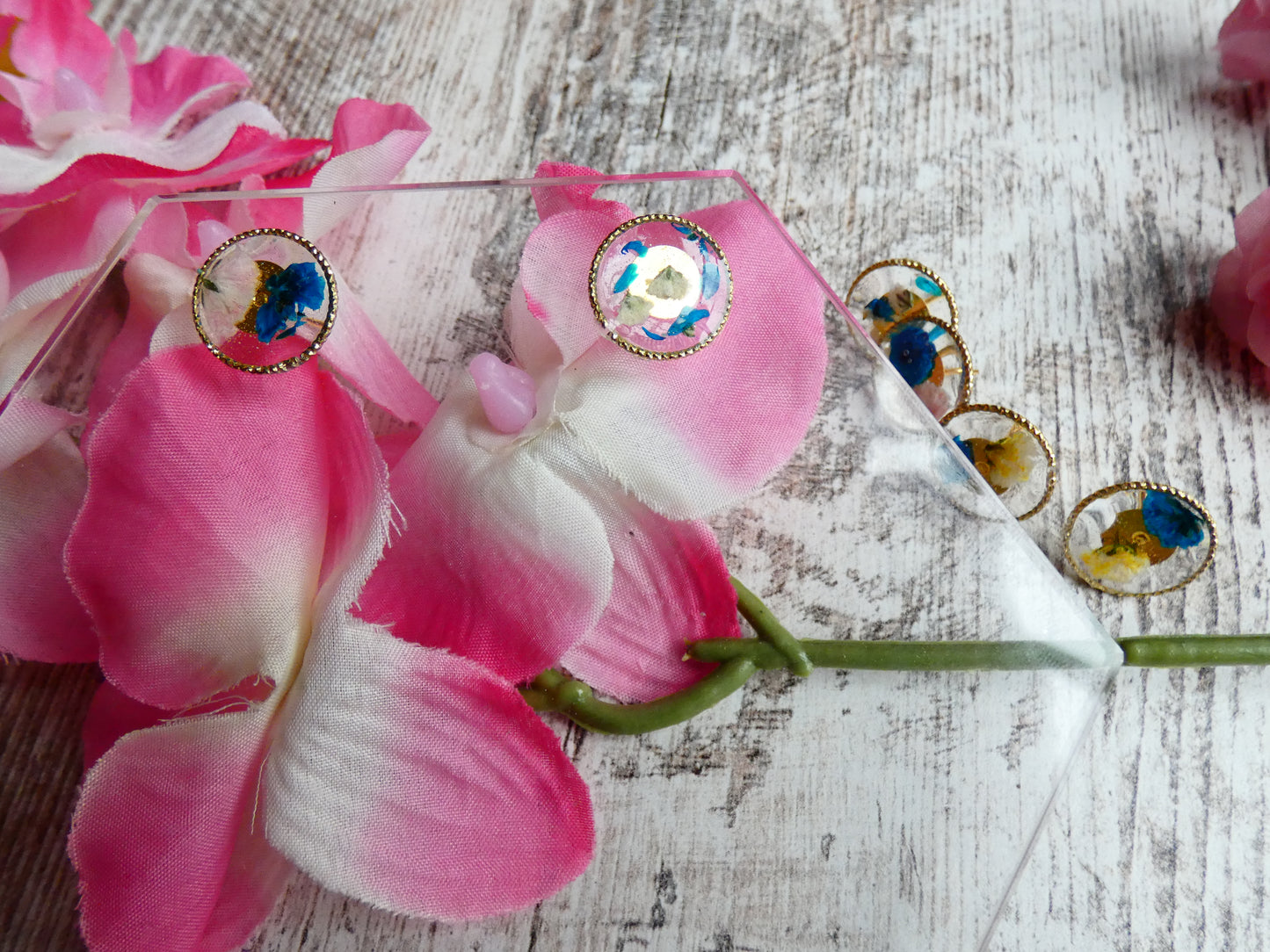 Small circle studs filled with flowers
