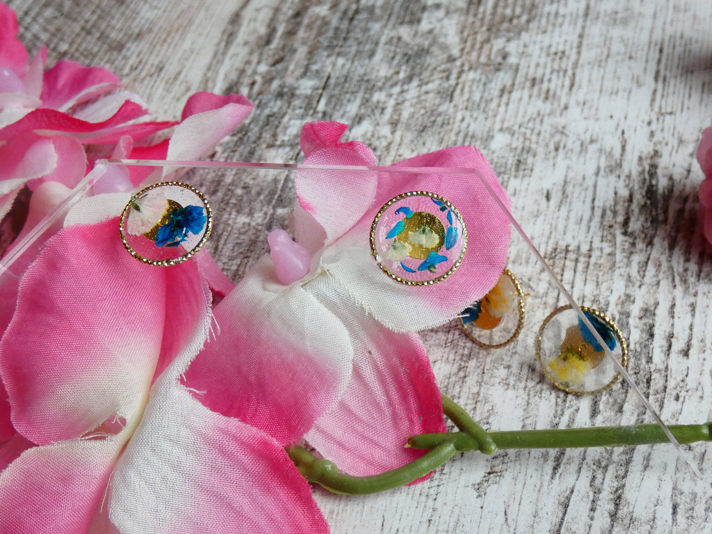 Small circle studs filled with flowers