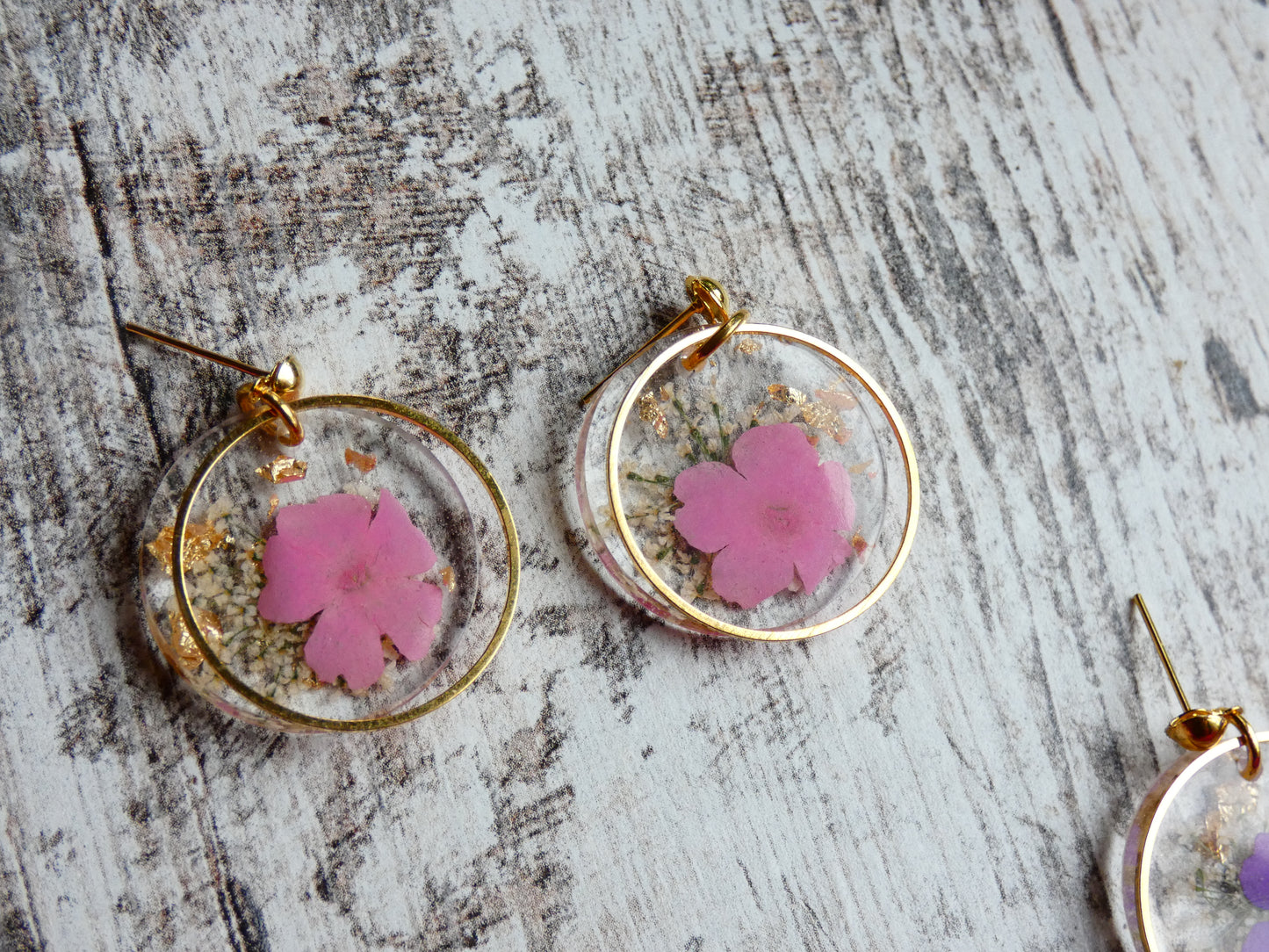 Flower circle earrings with gold accent