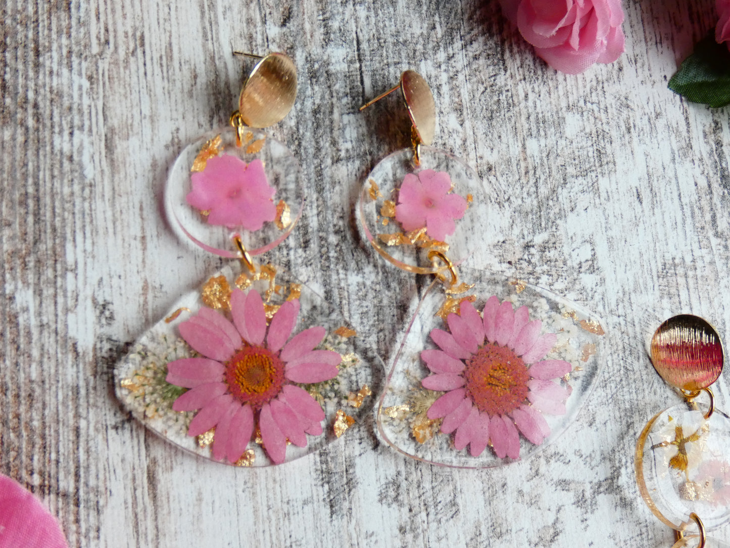 Long earrings filled with flowers