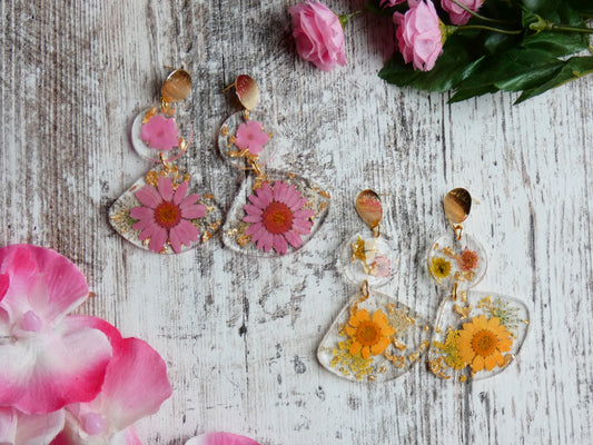 Long earrings filled with flowers